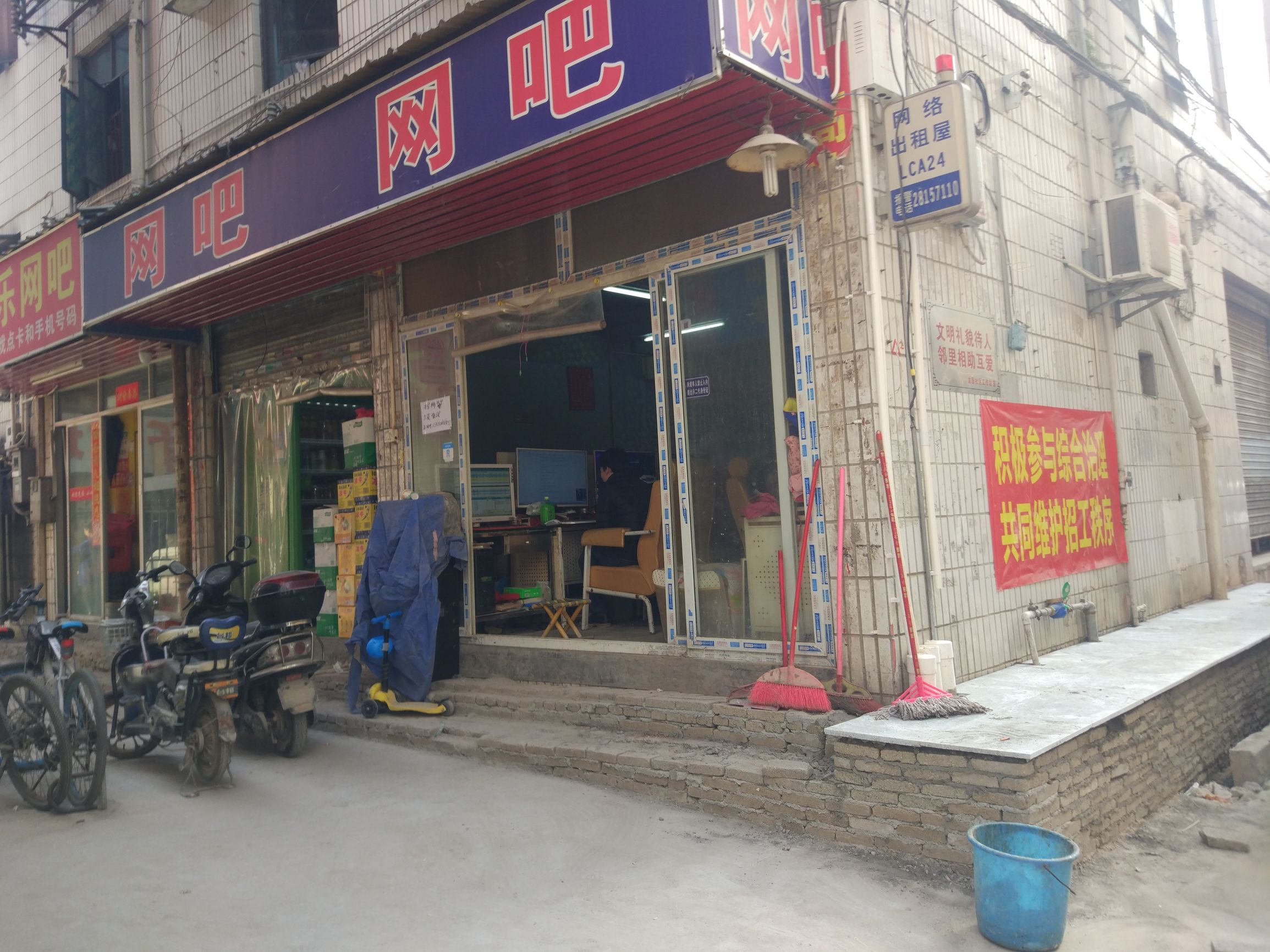 床位十块、快餐六块，三和是深圳打工者的世外桃源，颓废圣地