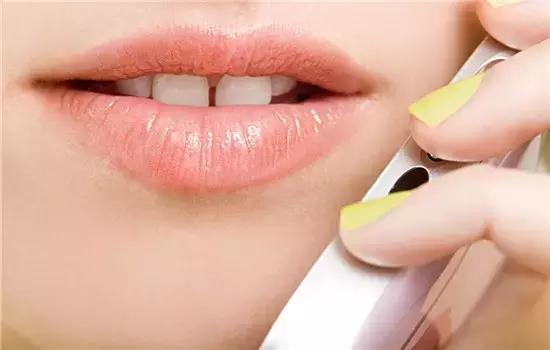 唇纹深怎样涂口红不显唇纹小妙招,如何很有效淡化唇纹