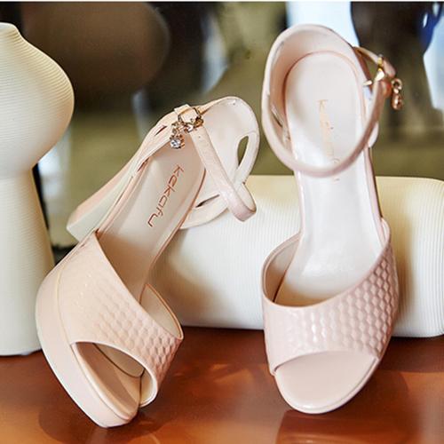 今年夏天必买的四双鞋,今年夏天一定要买的一双鞋耐克