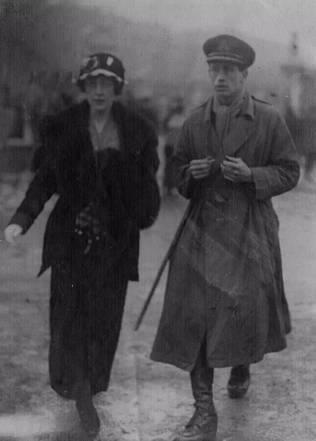 去见一个很爱的人是会带礼物的,去见喜欢的人的时候记得带上鲜花