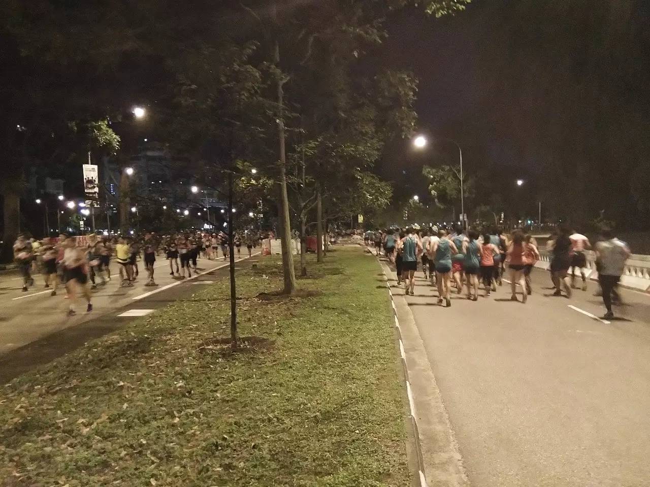 跑出一腿痱子热到炸裂!就这么铭记了新加坡日落马拉松的最美日出