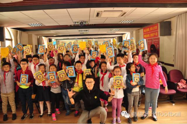 足球比赛小学生入场,少年足球开赛