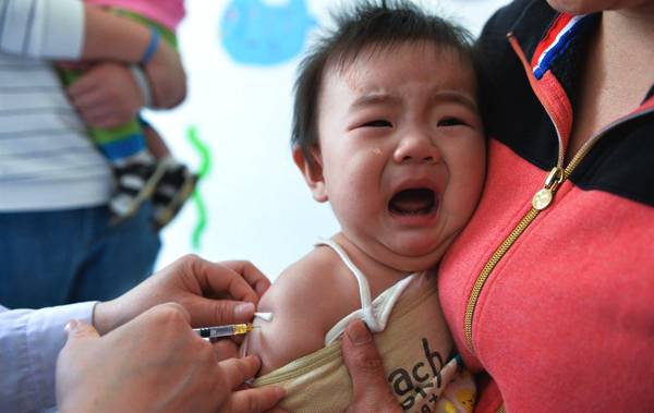 宝宝打针打怕了看到医生就哭,宝宝害怕打针害怕到嘴唇发抖