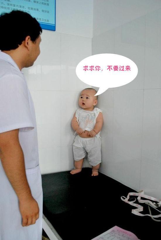 宝宝打针打怕了看到医生就哭,宝宝害怕打针害怕到嘴唇发抖
