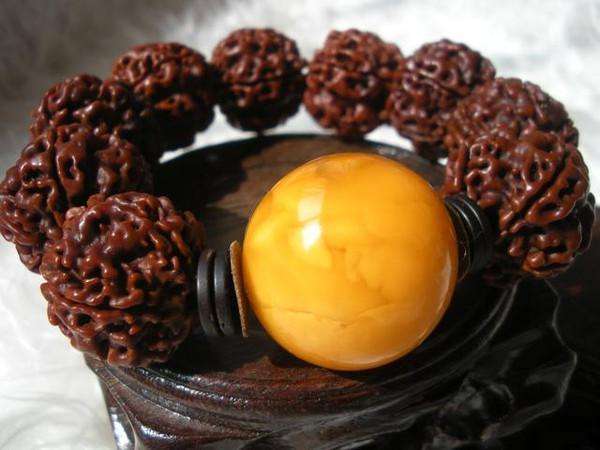 如何挑选蜜蜡的正确方法,挑选蜜蜡用什么油