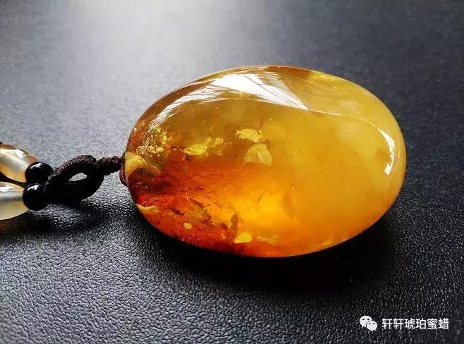 琥珀蜜蜡盘玩时间长会变什么样,琥珀蜜蜡盘玩和保养的技巧图解