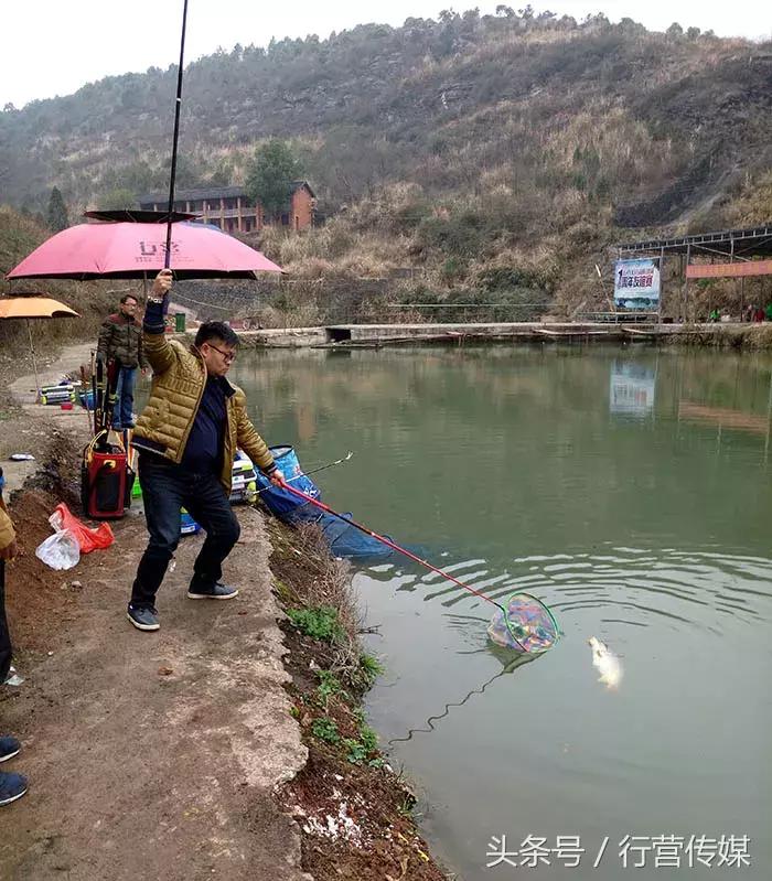 创意的发型,创新的钓鱼比赛,X11战队掐鱼赢得满“塘”彩!