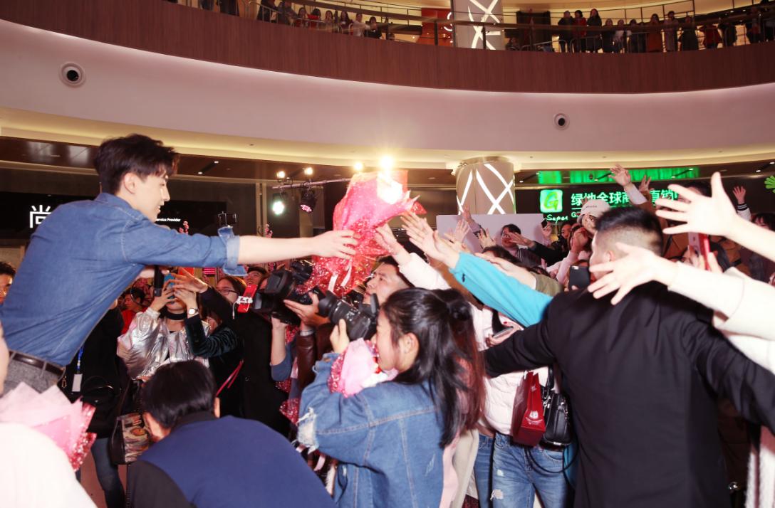 美人节修炼美人计，邓伦助阵成都恒大广场美肤宝分享护肤秘籍