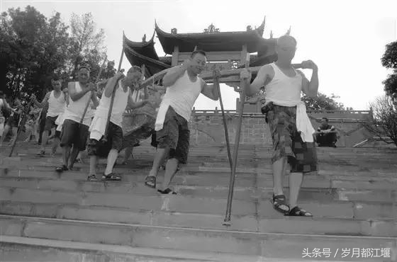 都江堰古城墙为什么修,都江堰历史上大改建