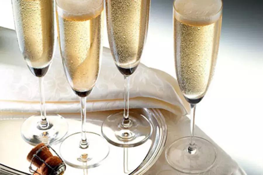 干红葡萄酒是甜的还是苦的,赤霞珠干红葡萄酒是甜的吗