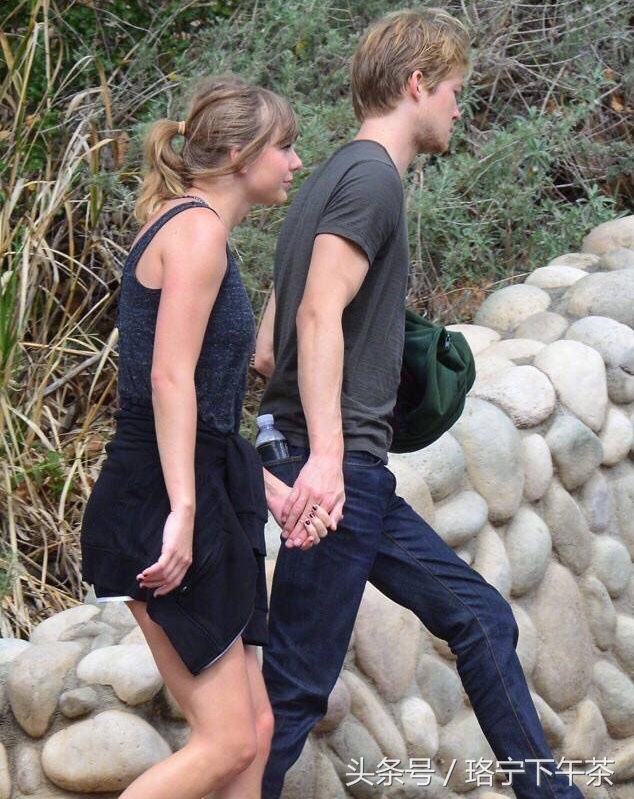 霉霉和她的现任男朋友谈多久了,霉霉与新男友甜蜜牵手超恩爱