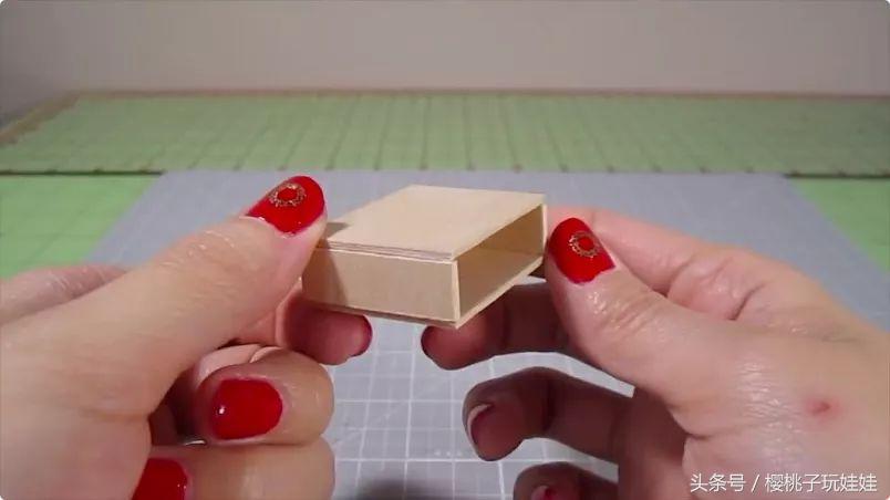 娃娃家床头柜diy自制,手工制作床给芭比娃娃的