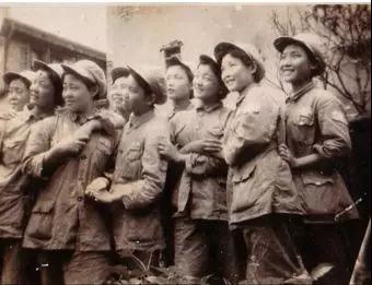 中国女兵历代军装发展,70年代的女兵服装