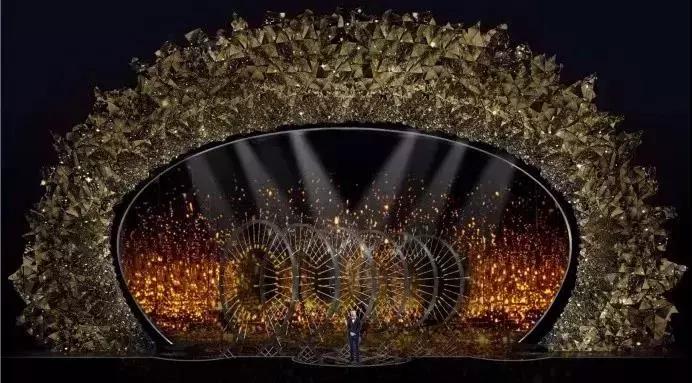 狂欢：当小金人遇上12000杯香槟