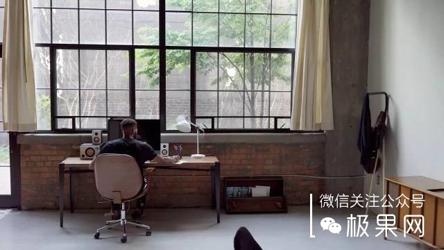 流浪汉用垃圾桶造房子,流浪汉自己用木头建了个房子