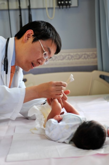 宝宝反复过敏崔玉涛,崔玉涛过敏宝宝要断母乳吗