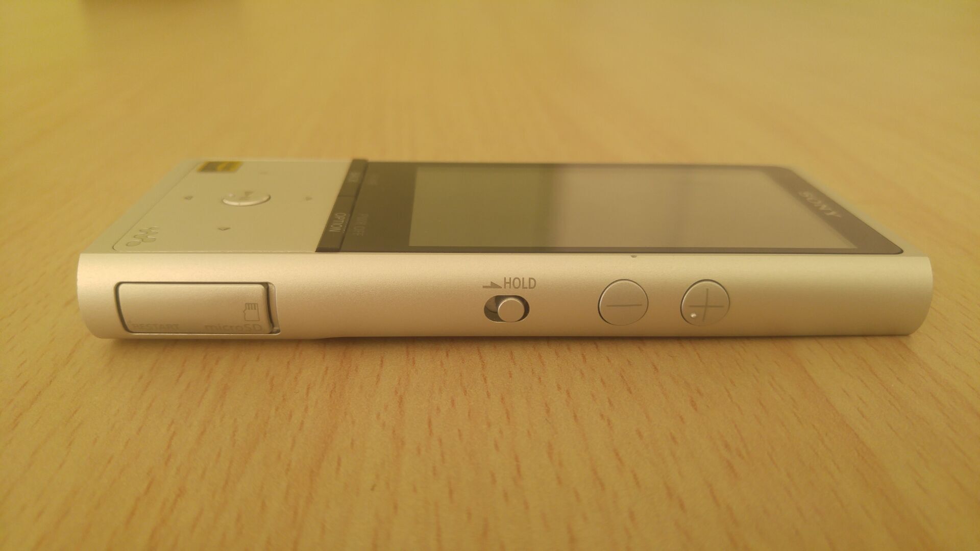 3000买个索尼a6000值不值,花1300买个耳机值得吗