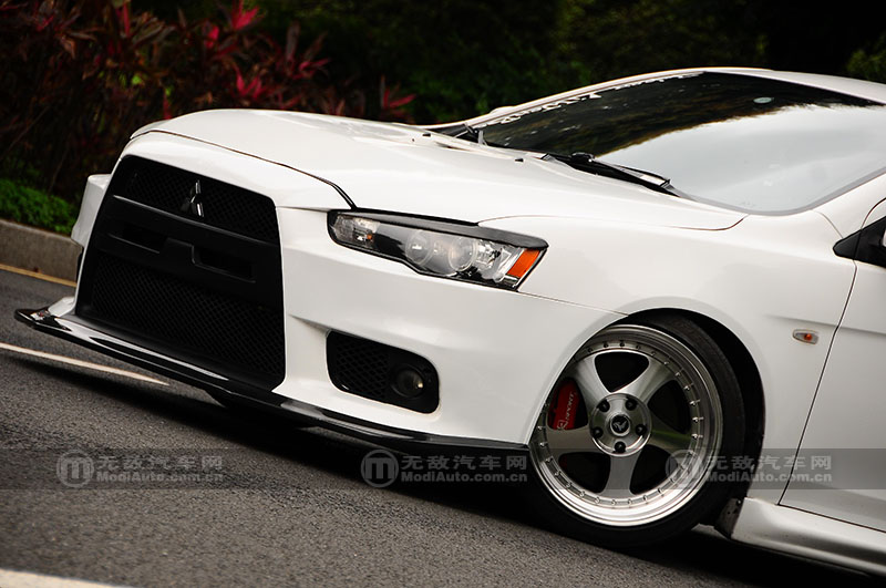 穿梭于繁华都市演绎着专属的姿态翼神