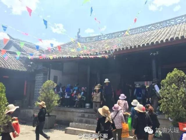 大理游人人山人海,大理万人齐舞