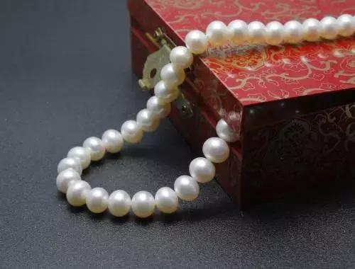 佩戴珍珠的禁忌有哪些,戴珍珠不能碰一点水吗