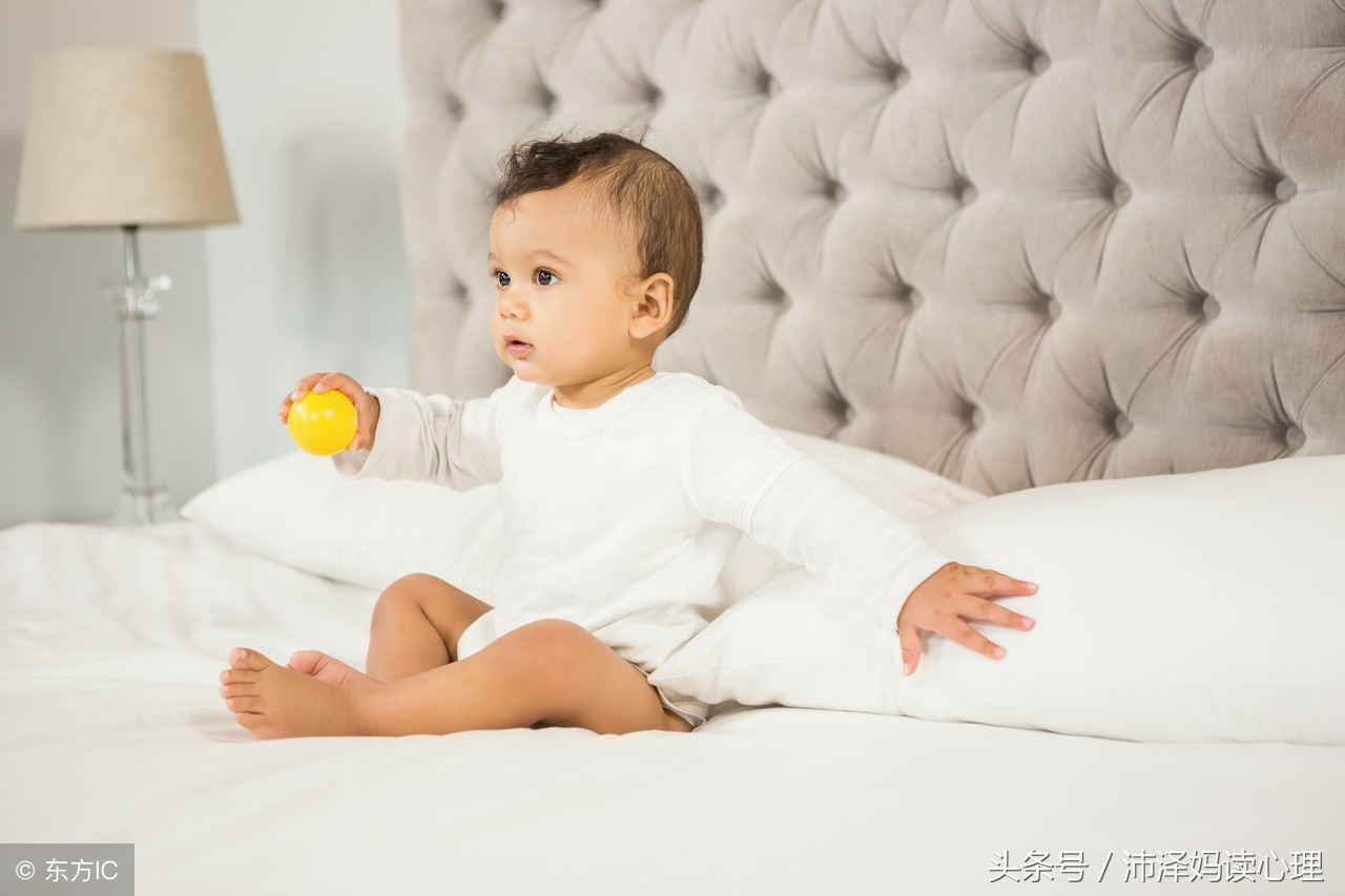 为什么宝宝总是喜欢抠洞洞?连爸爸妈妈的鼻孔、嘴巴都不放过