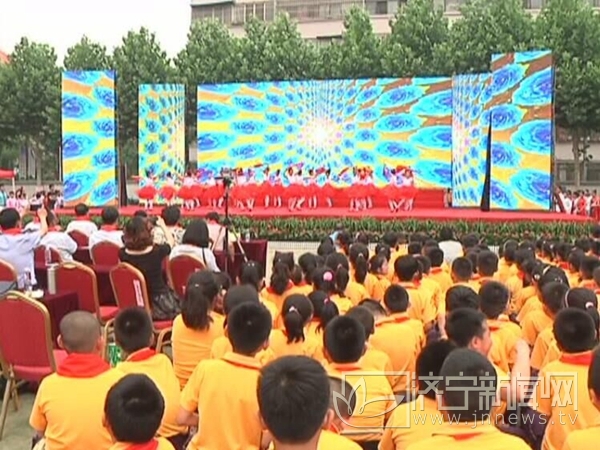 济宁霍家街小学学生宣誓,济宁市霍家街小学教室