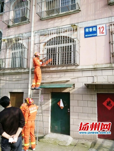 独居老人屋内摔倒民警踹门施救,紧急民警爬楼破窗营救独居老人