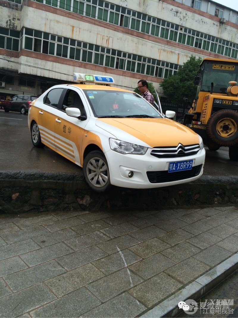 [市民爆料]出租车司机好猛啊|弱势群体真难|学校门前堵车