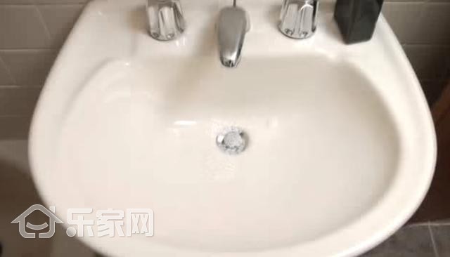 她不小心把泡腾片掉进洗手盆,家人竟然还连连赞好!