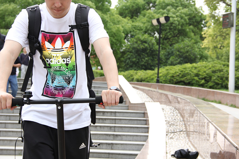 站着开车也很酷即酷立行电动车全体验