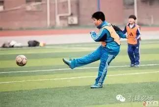 足球要从娃娃抓起不能随便放弃,足球要从娃娃抓起例子