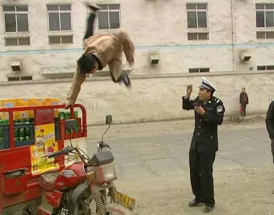 那个穿着制服、说着川普,却红到岛国的成都男子,原来是他!