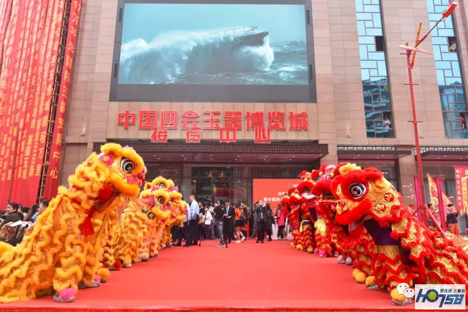 太壮观了!玉博城接待中心开放近万人围观,千万豪车、翡翠大秀、雄狮争霸激情上演