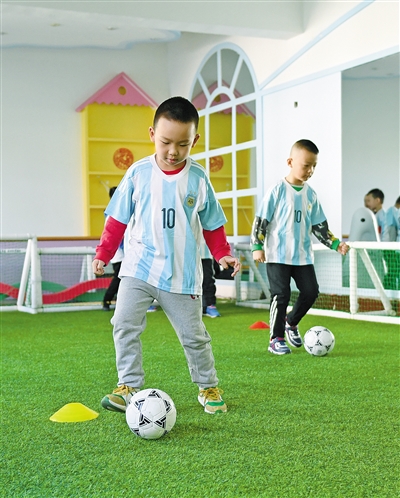 小学足球新生第一堂课,幼儿园第一节足球课该怎么上