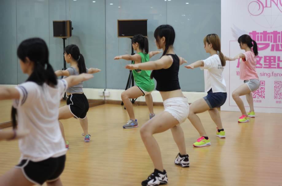 365天真人直播养成的女团吃不了苦就不要来！