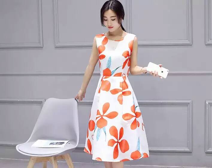 少女青春靓丽显瘦素色连衣裙,少女温婉气质连衣裙