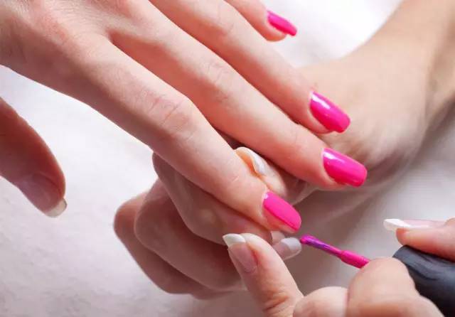 美甲时边缘的甲油胶怎么去掉,美甲甲油胶容易脱落是怎么回事