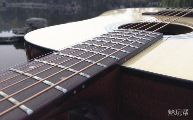 最新的智能吉他,智能手机你见过吗
