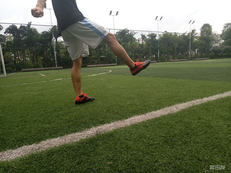 迪卡侬入门级宽脚足球鞋,迪卡侬足球鞋kipstaagility