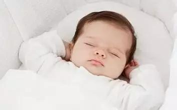 宝宝晚上睡觉老出汗,宝宝一到晚上睡觉出汗是什么原因
