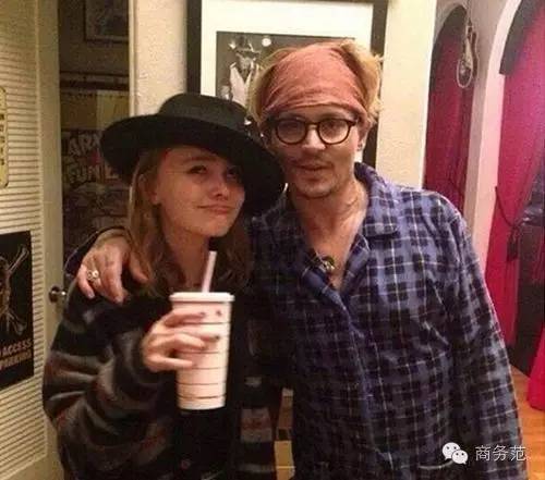 德普和艾梅柏离婚分了多少钱,德普首谈离婚完整视频