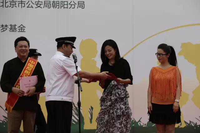 周杰伦跟李晨,周杰伦和李晨谁地位高