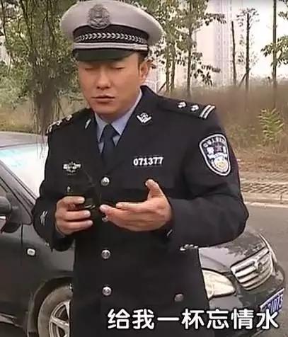 那个穿着制服、说着川普,却红到岛国的成都男子,原来是他!