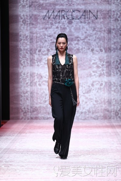 陈慧琳长腿出席活动坐姿,陈慧琳跳舞现场版露脐装