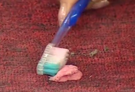 怎么清理粘在身上的口香糖,怎么清理胶水留下的黑污渍