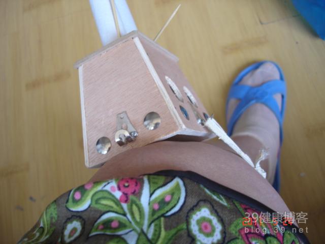 艾灸能治老年膝关节疼痛吗 (老年人膝盖疼痛可以艾灸膝盖吗)