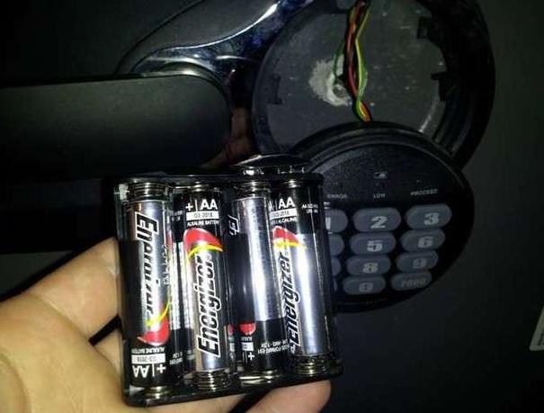 女子网购到二手保险柜觉得赚到，打开一看里面的东西差点要她的命