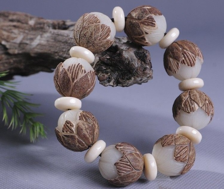 星月菩提子雕刻作品,菩提子手把件雕刻图片大全