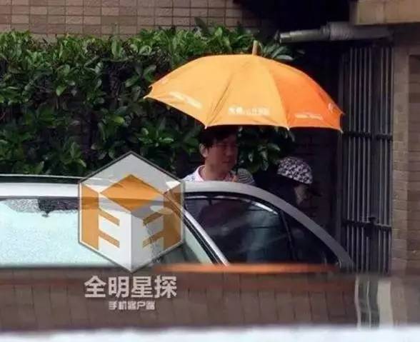 她年纪轻轻却与赵本山*祖英宋**平起平坐，背景身家壕到吓人被曝隐婚