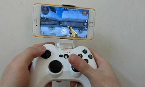 撸CF手游?莱仕达手柄教你如何躺着爆头!